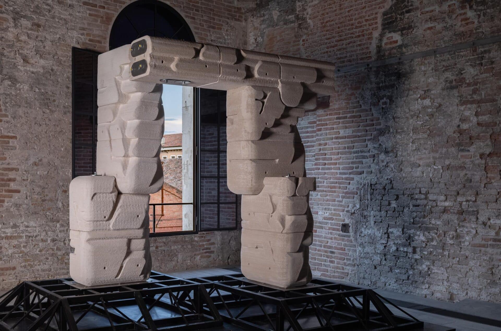 La struttura in marmo stampata 3d che incanta alla biennale di venezia