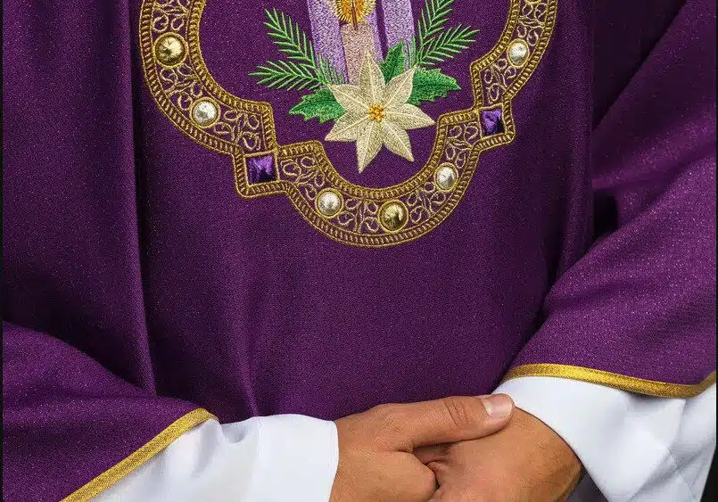 Quaresima: Espiazione e Riflessione in Abiti Liturgici